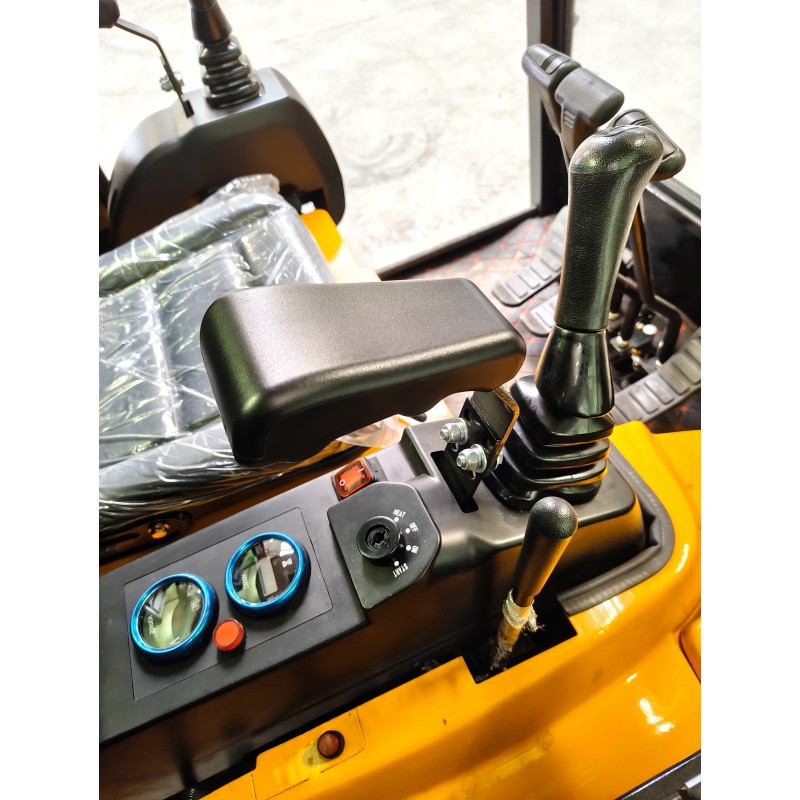 Minikoparka gąsienicowa X-CAT  XC18 z kabiną - Silnik Kubota (rozsuwane gąsienice + skrętne ramię + joystick)